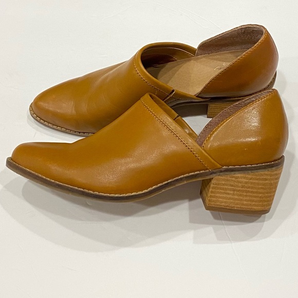 ❤️SOLD❤️Crown Vintage Leather Morrison Bootie - Picture 2 of 6